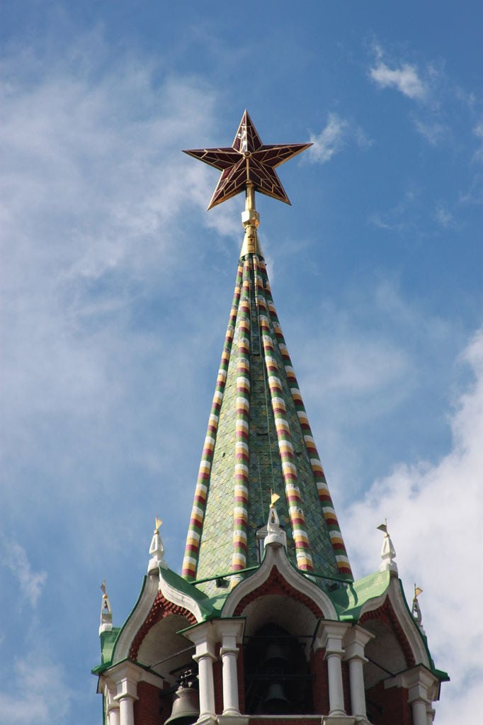 Una estrella roja de cinco puntas corona la torre Spasskaya, en el Kremlin. Foto: Alexey Vikhrov.
