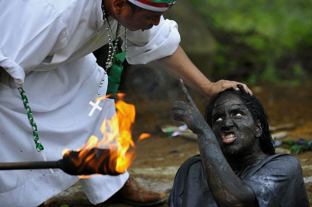 Claudia Gaviria increpa al brujo, durante su exorcismo. Foto: Luis Robayo/AFP.