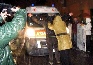Fanáticos provida intentan impedir el paso de la ambulancia de Eluana Englaro hacia la clínica donde la desconectarán de las máquinas que la mantienen con vida. Foto: Efe.