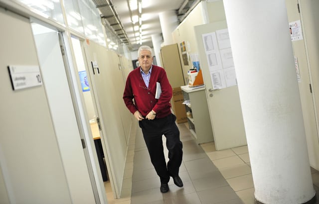 El biofísico Félix Goñi, camino de clase, en los pasillos de la Facultad de Ciencia y Tecnología de la Universidad del País Vasco. Foto: Ignacio Pérez.