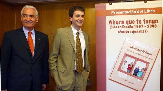 Fermín Apezteguia, en la presentación de su libro ' Ahora que te tengo', con el consejero de Sanidad, Gabriel Inclán. Foto: Maite Bartolomé.