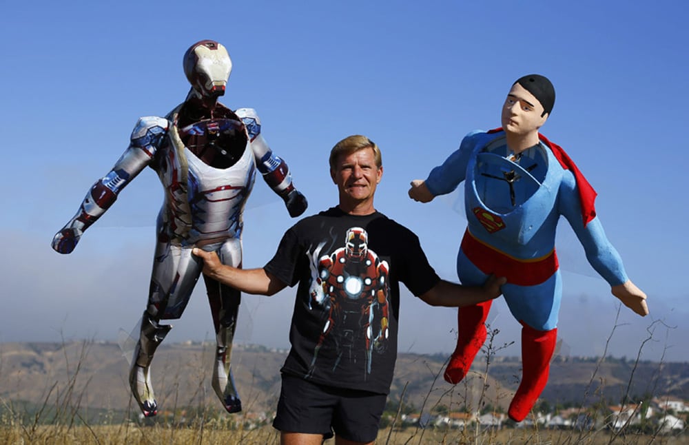  Otto Dieffenbach, con sus prototipos de Iron Man y Superman. Foto: Reuters.