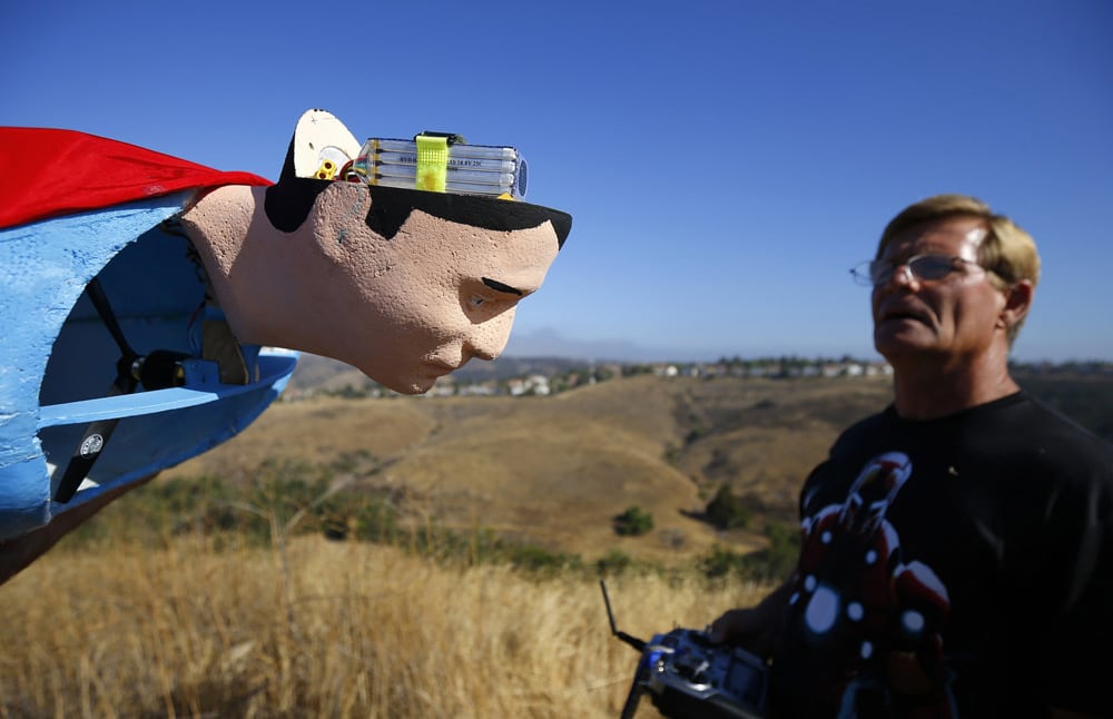  Otto Dieffenbach observa la batería en la cabeza de Superman. Foto: Reuters.