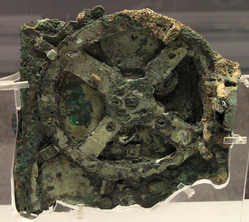 Fragmento de la máquina de Antiquitera, depositada en el Museo Arqueológico Nacional de Atenas. Foto: Marsyas.