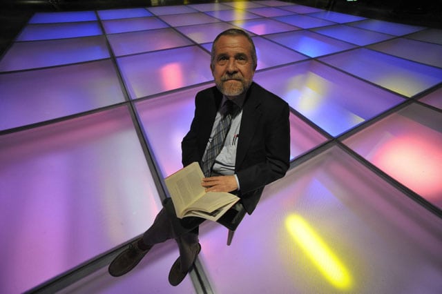 Francisco Mora posa en el atrio de la Alhóndiga bilbaína con un ejemplar de su libro 'El dios de cada uno'. Foto: Borja Agudo