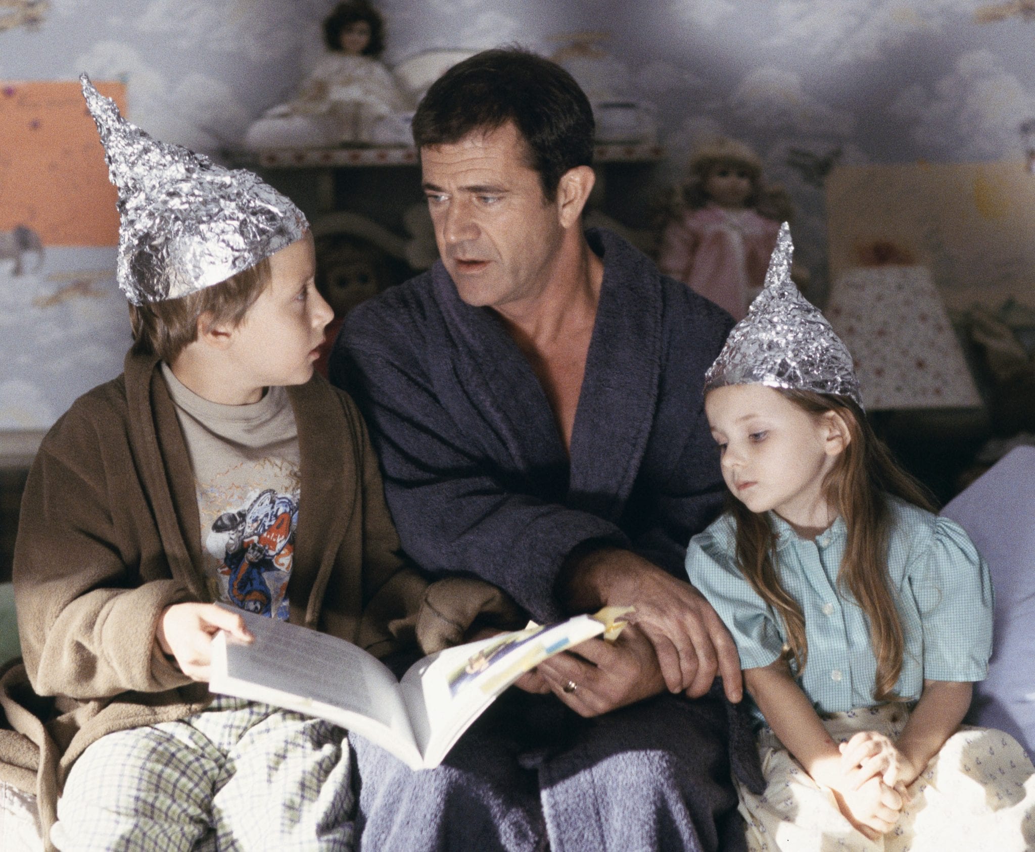 Los hijos del personaje interpretado por Mel Gibson intentan protegerse de los alienígenas con cascos de papel de aluminio, en 'Señales', la película de M. Night Shyamalan.
