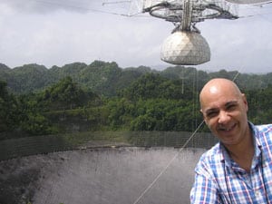 Guillermo Lemarchand, en el radiotelescopio de Arecibo, en Puerto Rico.