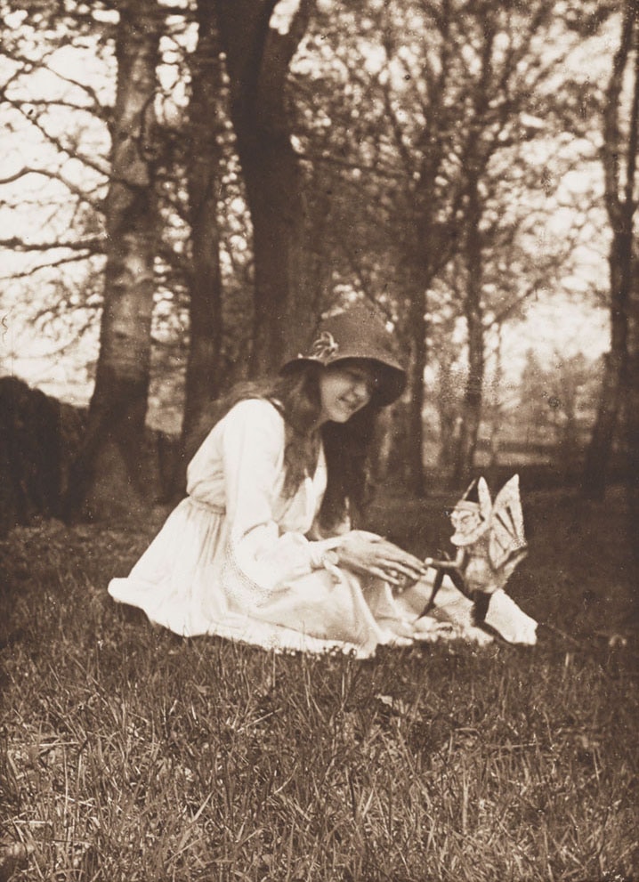Elsie -una de las niñas protagonistas del fraude de Cottingley- y el gnomo, en septiembre de 1917.