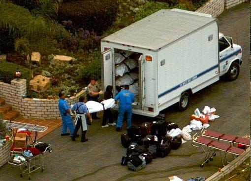 EN MASA. Sanitarios meten los cuerpos de los suicidas de la Puerta del Cielo en un camión frigorífico en Rancho Santa Fe. Foto: AP.