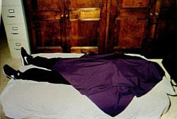 Cuerpo de uno de los suicidas cubierto con el sudario. Foto: AP.