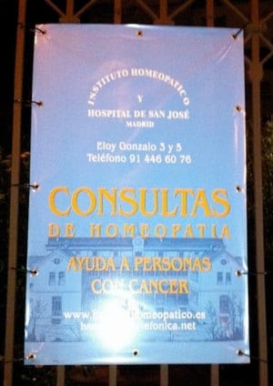 Cartel anunciador de las consultas homeopáticas para enfermos oncológicos. Foto: Juan Botías.