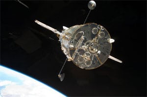 El 'Hubble', fotografiado en mayo por la tripulación del 'Atlantis' durante la cuarta misión de mantenimiento del telescopio espacial, que flota ante un cielo aparentemente sin estrellas. Foto: NASA.