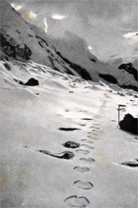 Huellas del yeti descubiertas en el Himalaya por Eric Shipton y Michael Ward en 1951.