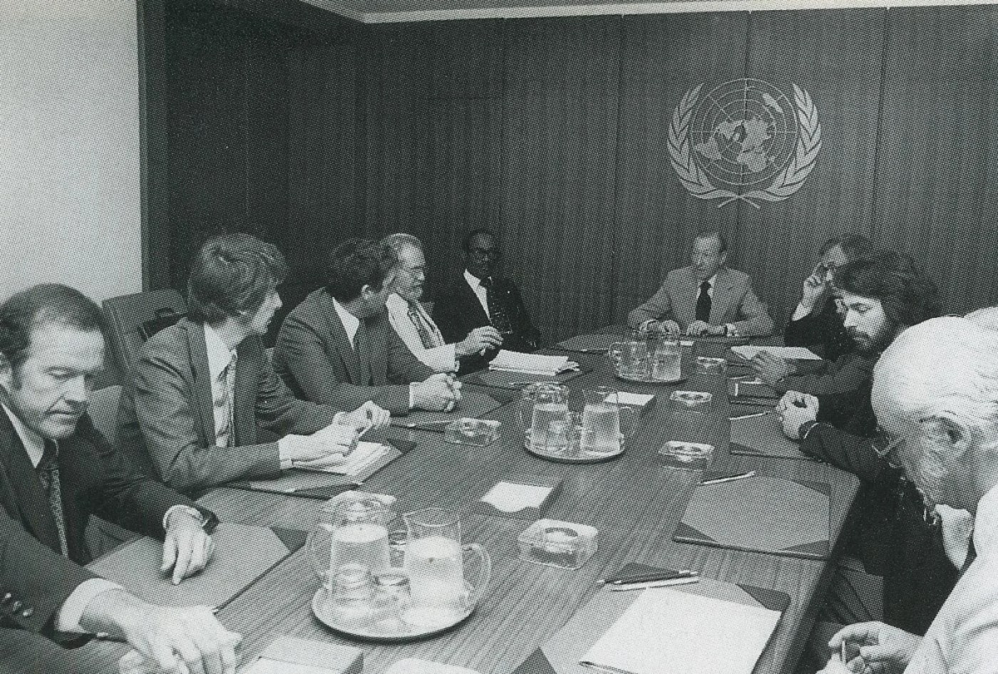 Vallée, el segundo por la izquierda, y Hynek, el cuarto, en una reunión con Kurt Waldheim en la ONU.