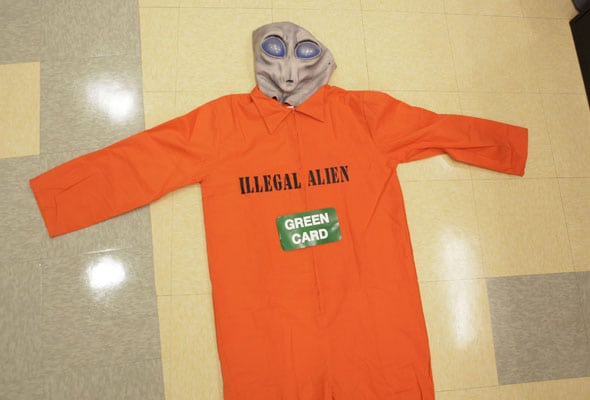 El polémico disfraz del extraterrestre ilegal. Foto: AP.