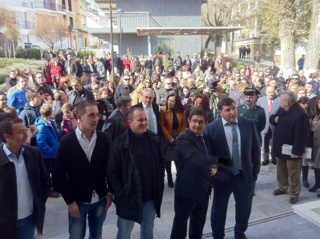 Francisco Reyes, Pedro Justicia y otras autoridades, durante la inauguración del centro de interpretación de las caras de Bélmez. Foto: Diputación de Jaén.