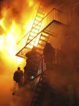 Los bomberos, luchando contra el fuego en el edificio de Brooklyn. Foto AP.