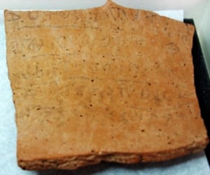 El fragmento de cerámica que se dice que contiene el texto bíblico más antiguo. Foto: Universidad de Haifa.
