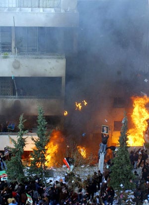 Integristas sirios, ante el edificio incendiado de la embajada de Dinamarca en Damasco. Foto: AP.