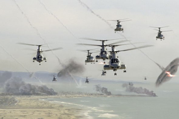 Helicópteros militares, en la costa de California durante el ataque alienígena de 'Invasión a la Tierra'. Foto: Sony Pictures.