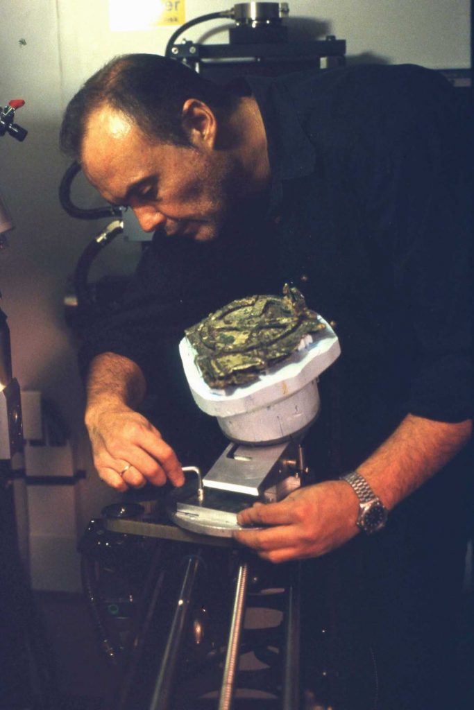 Un investigador prepara una pieza de la máquina de Antiquitera para su exploración. Foto: AMRP.