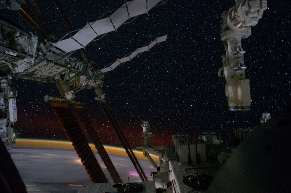 La ISS, con el cielo estrellado al fondo. Foto: NASA.