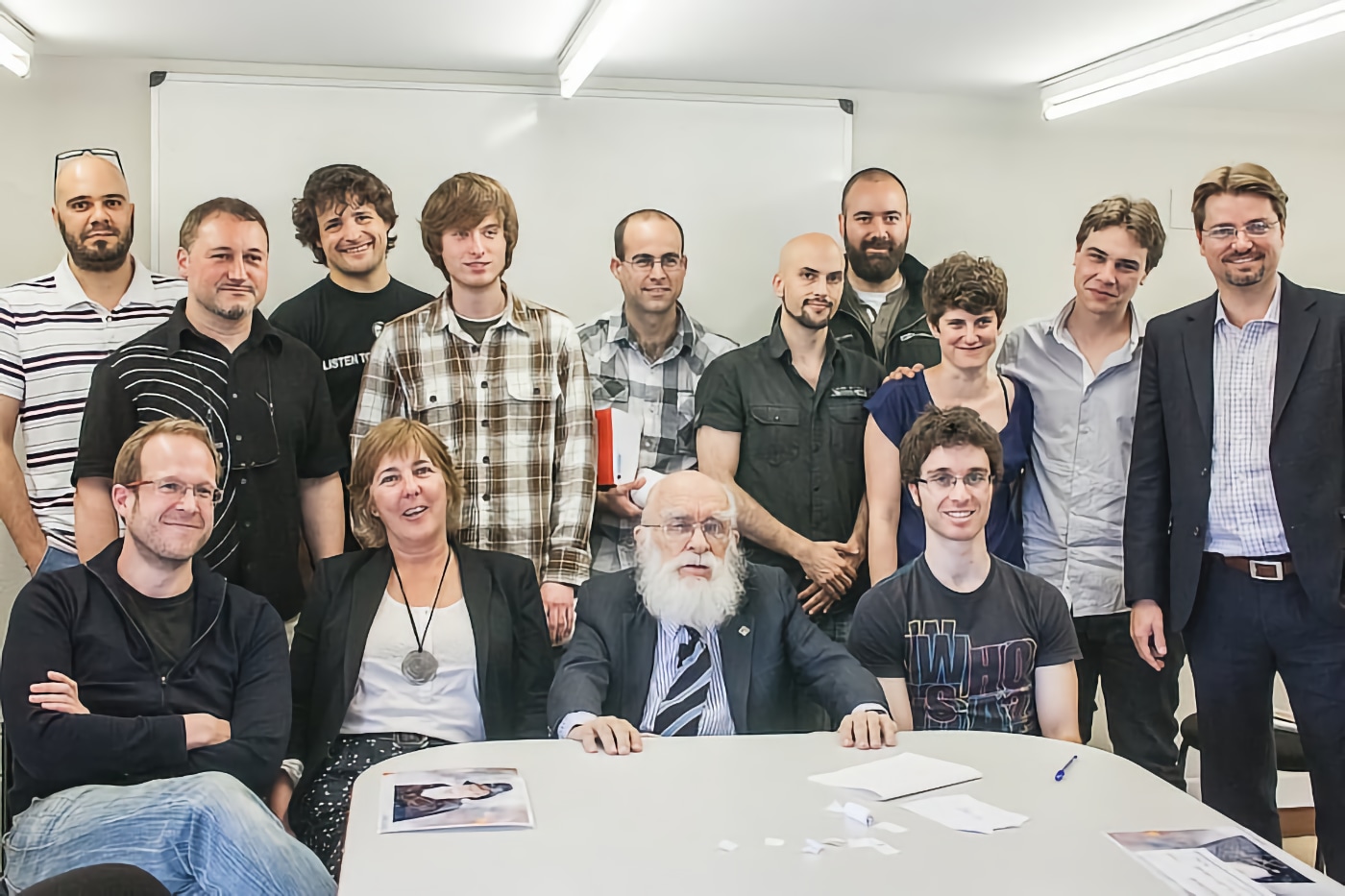 James Randi y D.J. Grothe, a la derecha, con los investigadores del Laboratorio de Psicología Experimental de la Universidad de Deusto. Foto: Justin Weinstein.