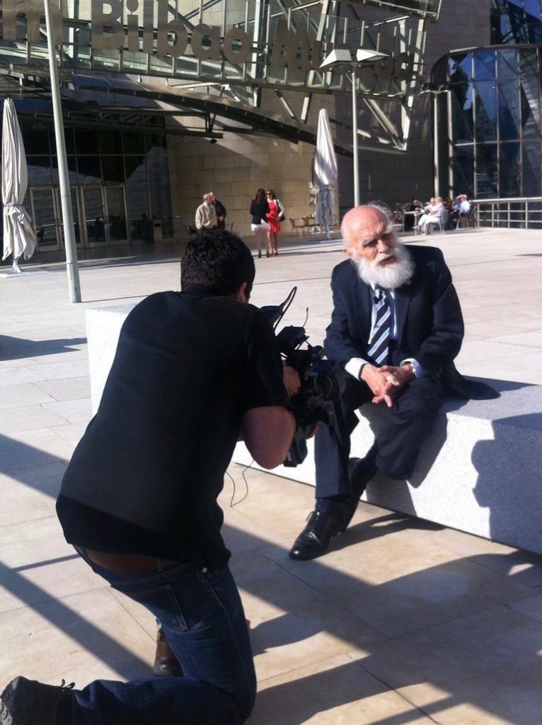 Justin Weinstein graba a James Randi delante del Museo Guggenheim de Bilbao. Foto: L.A. Gámez.