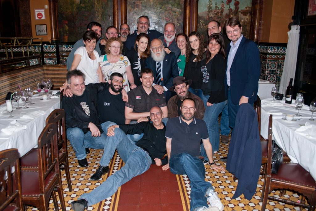 James Randi, en el centro, y D.J. Grothe, a la derecha, tras la cena en la que fueron nombrados socios de honor del Círculo Escéptico, en Bilbao en mayo de 2012. Foto: Justin Weinstein.