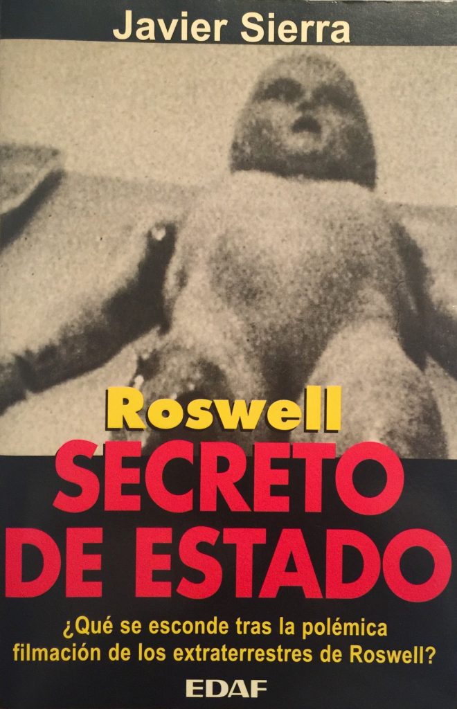 Javier Sierra, hoy novelista, publicó en 1995 un libro defendiendo la veracidad del caso de Roswell.