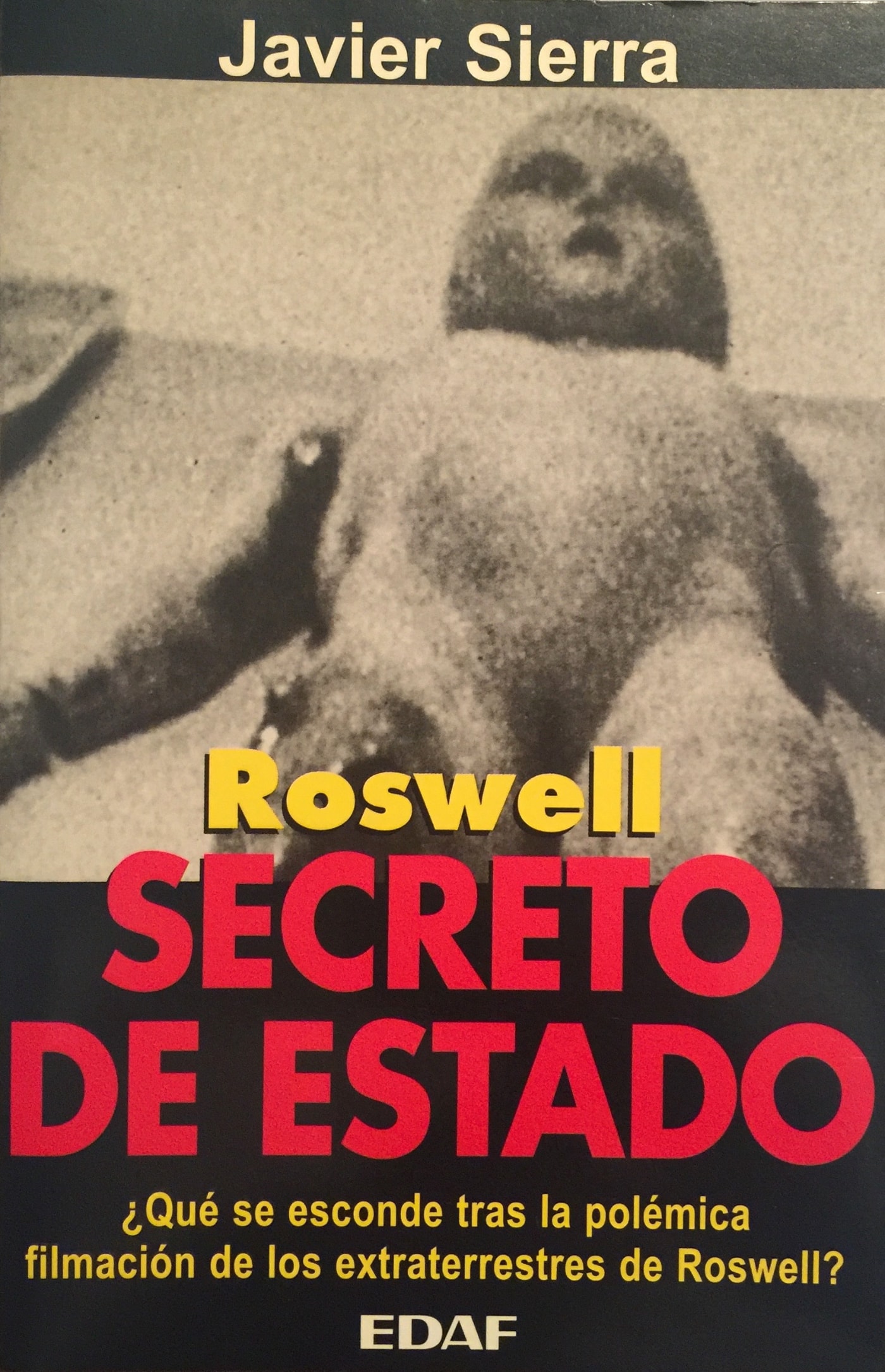 Javier Sierra, hoy novelista, escribió en 1995 un libro defendiendo la veracidad del caso de Roswell.