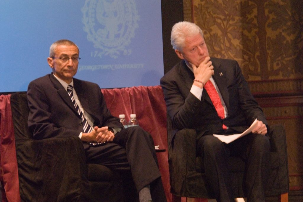 John Podesta con Bill Clinton, en un acto en la Universidad de Georgetown en abril de 2009. Foto: Centro para el Progreso de Estados Unidos.