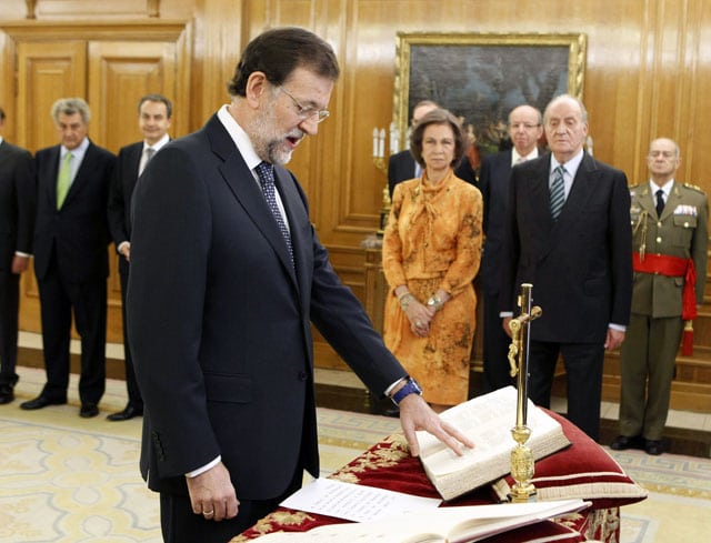 Rajoy jura el cargo ante los Reyes con la mano izquierda sobre la Biblia. Foto: Efe.
