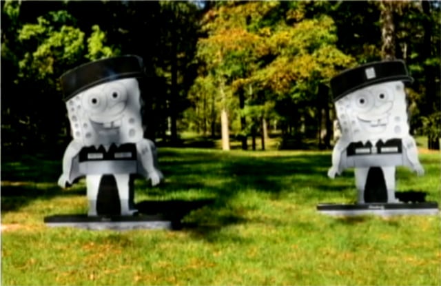 Las dos lápidas de Bob esponja de las hermanas Kimberley y Kara Walker. Foto: WLWT.