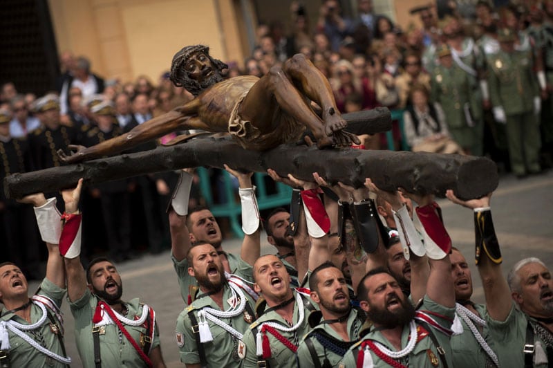 Los legionarios levantan el Cristo de la Buena Muerte. Foto: AFP.