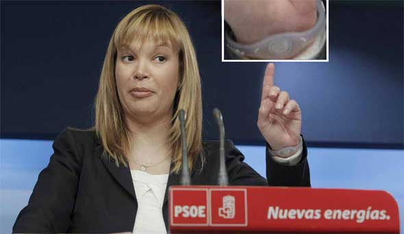 Leire Pajín, con su pulsera Power Balance en un acto del PSOE. Foto: Efe/L.A. Gámez.