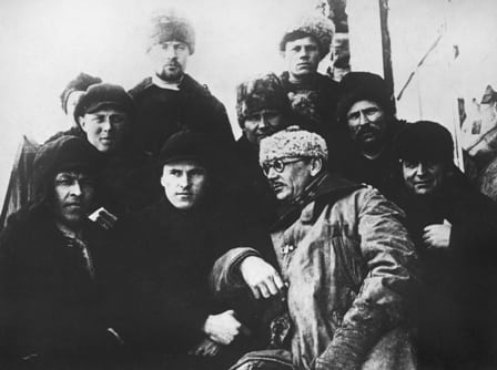 PIONEROS. Leonid Kulik, con gafas y de claro, con los integrantes de su expedición de 1927. / AFP.