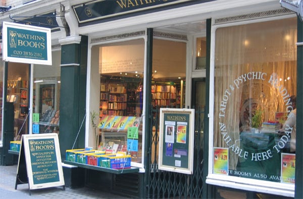 Librería esotérica del centro de Londres en la que se lee la buena fortuna en el escaparate. Foto: Luis Alfonso Gámez.