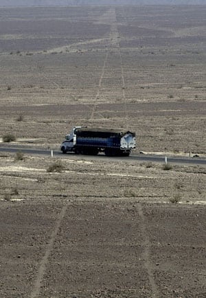 Un camión circula por la autopista panamericana en un punto en el que corta uno de los geoglifos. Foto: AP.