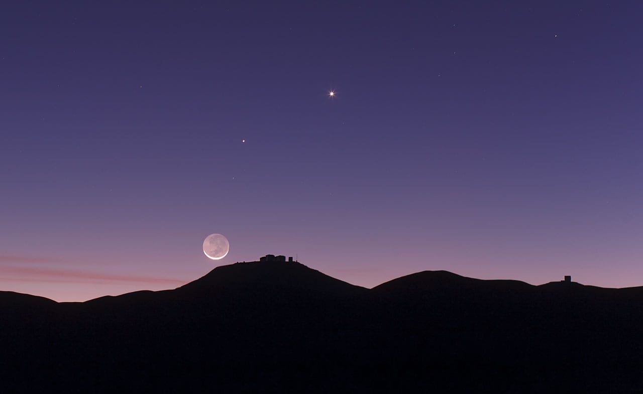 La Luna, sobre el complejo europeo de telescopios de cerro Paranal, en Chile. Foto: ESO-B. Tafreshi-TWAN.