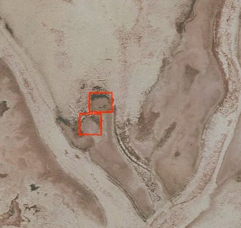 Imagen de satélite de la Marisma de Hinojos en la que Rainer Kühne ve las huellas de los templos de Clito y Poseidón (marcados en rojo). Foto: Rainer Kühne.