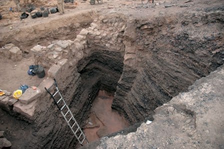 Montón de escoria excavado en el complejo de Khirbat en-Nahas. Foto: T. Levy.