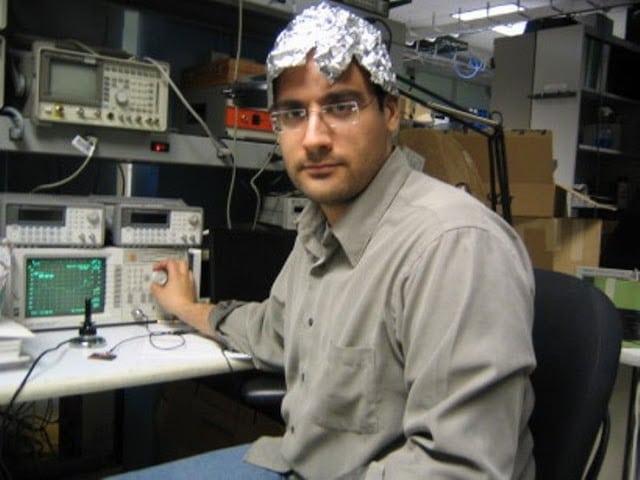 Uno de los experimentadores, con un casco de diseño clásico. Foto: MIT.