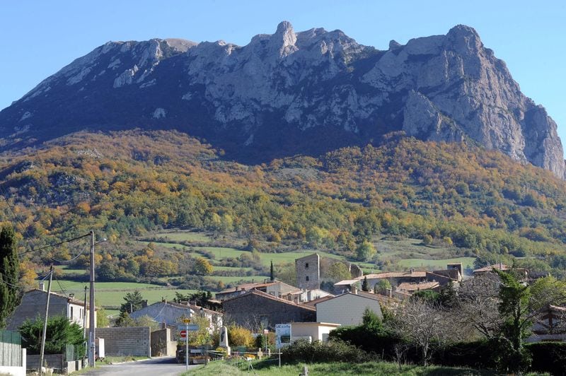 El monte Bugarach, en los Pirineos franceses, se ha convertido en lugar de peregrinación para todo tipo de chalados. Foto: AFP.