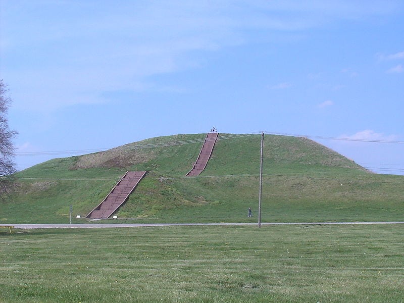 El enorme montículo del Monje de la ciudad indígena de Cahokia. Foto: Skubasteve834.