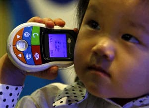 Un niño, con un teléfono móvil infantil. Foto: AP.