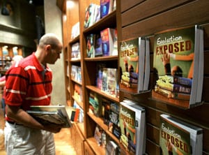 Un hombre ojea libros antievolucionistas en la tienda del Museo de la Creación. Foto: AP.