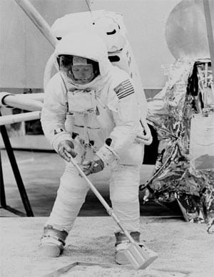 Neil Armstrong ensaya en Houston la recogida de muestras lunares. Foto: NASA.