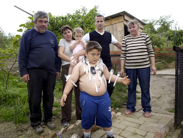 El pequeño Ivan Stoiljkovic muestra sus poderes rodeado de su familia. Foto: SIPA.