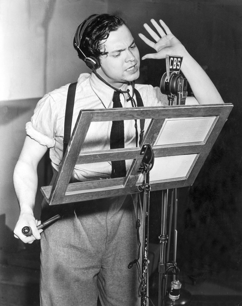Orson Welles, durante una emisión de radioteatro en la CBS a mediados de 1938. Foto: Macfadden Publications.